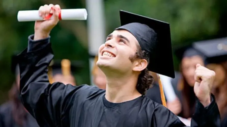Peste 20 de studenți-doctoranzi vor primi Bursa de Excelență și cea nominală a Guvernului. Suma de bani pe care o vor ridica
