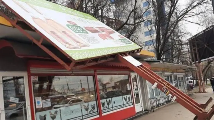 (FOTO) Un panou publicitar și mai mulți copaci din Capitală, doborâți de vântul puternic
