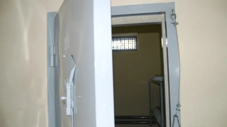 Unul fără mască, altul fără botniță! Doi polițiști, în izolator după ce au somat doi soți să achite 1.000 de lei