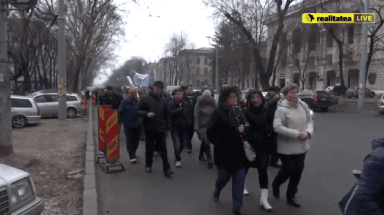 Fără salarii de câteva luni, angajații de la Calea Ferată ies mâine la protest