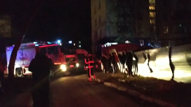 (FOTO/VIDEO) Deflagrație într-un bloc de locuit de la Botanica. O femeie și doi copii, internați în spital