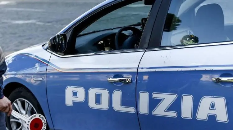 Un moldovean, reținut în Italia după ce a înjunghiat un român, cu o sticlă spartă