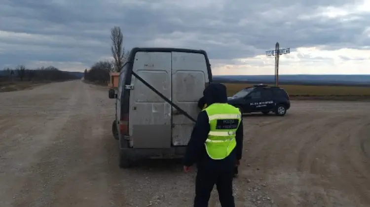 Moldovean, stopat la volan fără permis, cu revizia tehnică expirată și peste o tonă de fier uzat fără acte