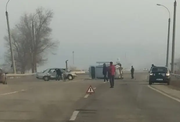 (FOTO) Ceață sau neatenție!? Două automobile s-au ciocnit violent în apropiere de Chișinău