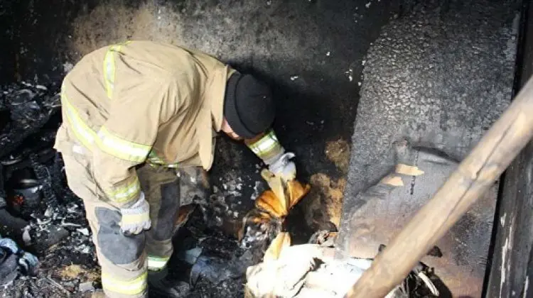Au lăsat copiii să păzească focul din sobă. Cauza incendiului din Drochia care a luat viața unui minor de 2 ani