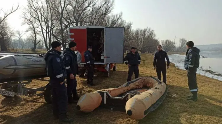Copila de 12 ani, care s-ar fi prăbușit sub gheața subțire de pe Nistru, de negăsit