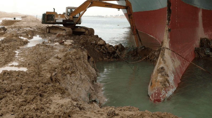 (GALERIE FOTO) Continuă eforturile de a disloca nava imensă de 400 de metri din Canalul Suez din Egipt