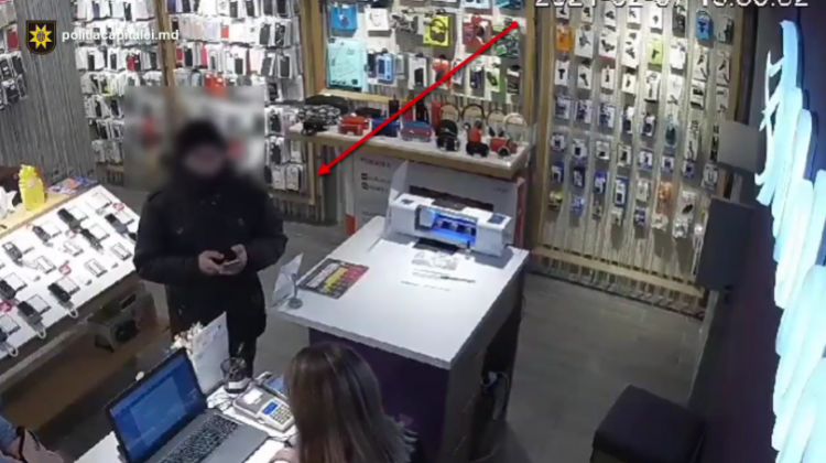 A zis că vrea să cumpere un telefon, iar după ce l-a testat, l-a pus în buzunar și a plecat. Poliția l-a reținut