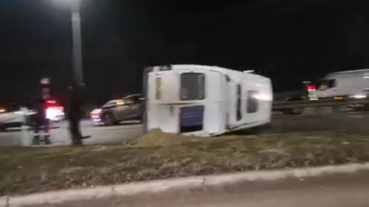(VIDEO) Un microbuz răsturnat în mijlocul străzii, filmat azi-seara la Ialoveni