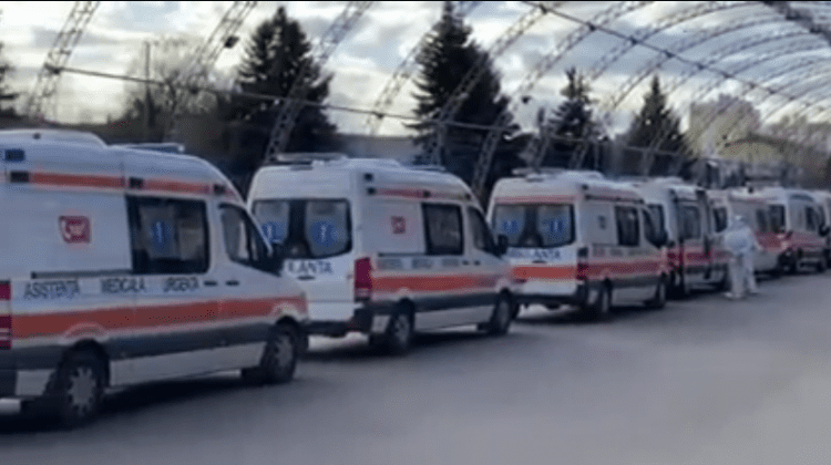 Alarmant! Ambulanțele fac coadă la Centrul COVID de la „MoldExpo” (VIDEO)