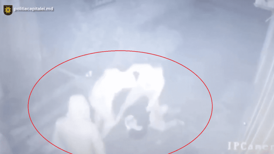 Momentele în care un bărbat este bătut crunt de trei indivizi pe str. Ion Creangă, surprinse de camera de supraveghere