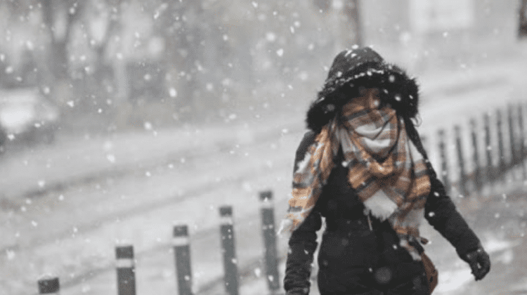 Ne-am trezit cu zăpadă la sfârșit de martie. Cât va mai ninge