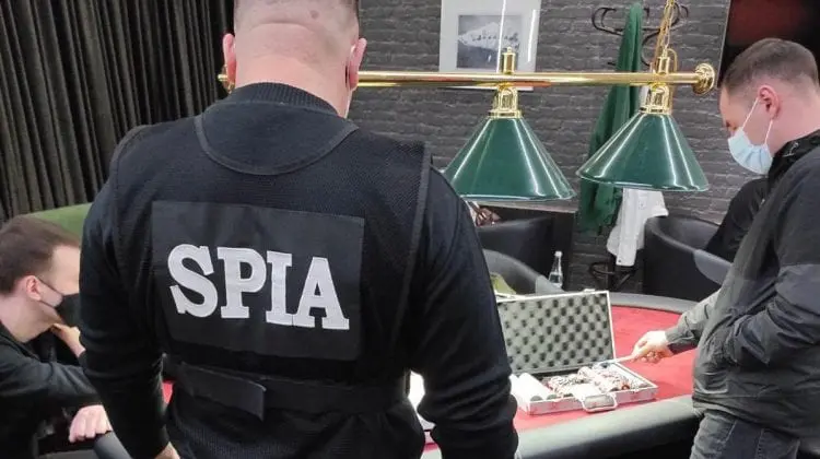 (VIDEO) Șapte bărbați depistați noaptea într-un casino clandestin, jucând și consumând băuturi alcoolice