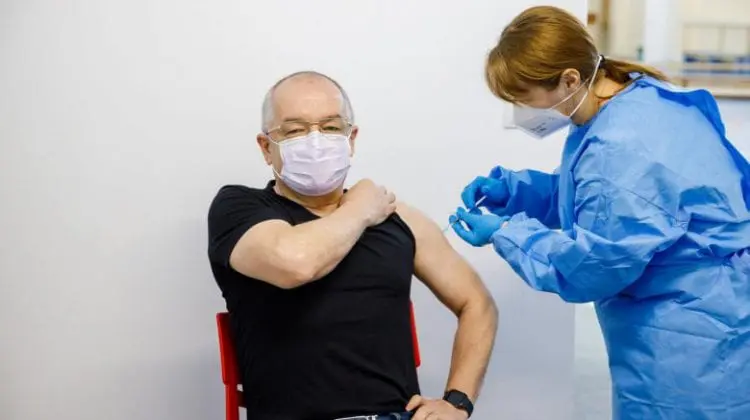 Fostul premier român Emil Boc, vaccinat cu serul AstraZeneca din lotul „problematic”: Nu am avut nimic
