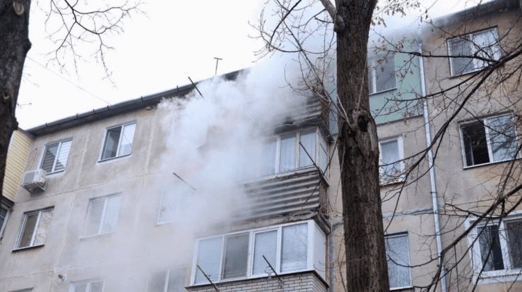 (FOTO) Sfârșit tragic pentru o femeie! S-a stins din viață în propriul apartament aflat în flăcări