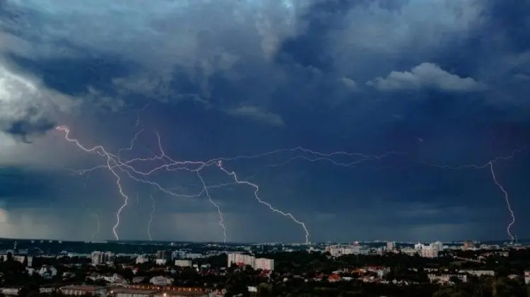 Ploi cu descărcări electrice pe întreg teritoriul țării. În următoarele trei zile temperatura aerului va scădea puțin