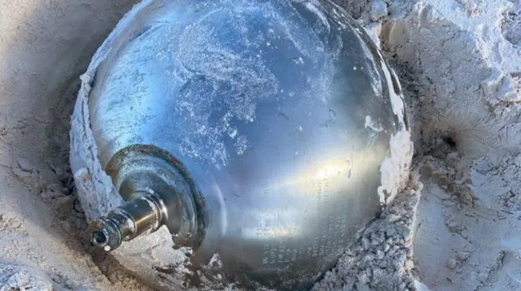 (FOTO) O sferă metalică „misterioasă”, cu inscripții în limba rusă, descoperită pe o plajă din Bahamas