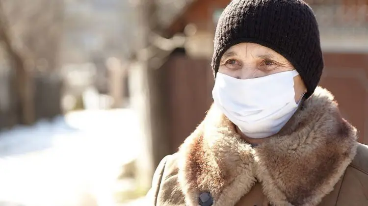 (VIDEO) Istoria Liubușoarei din Sireți – poștașa, fiica și prietena pe care bătrânii o așteaptă la poartă de 13 ani