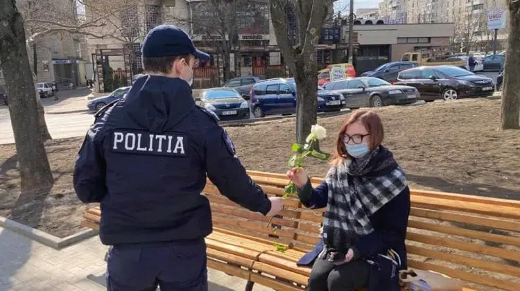 Femeile din Capitală, surprinse plăcut cu câte o floare din partea oamenilor legii (FOTO)