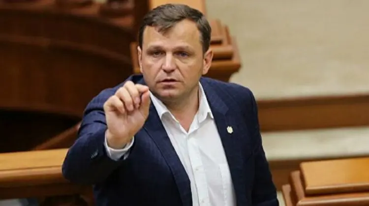 Aseară a postat, azi a șters. Poezia „Orație de nuntă”, publicată de Năstase pe Facebook, eliminată