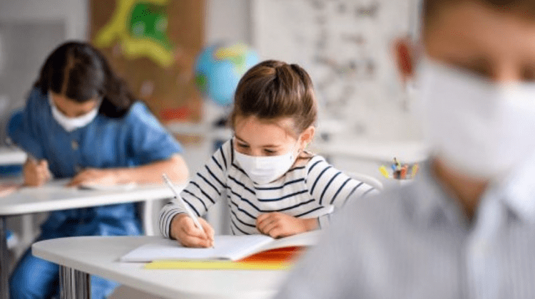 VIDEO De luni, 7 februarie, elevii din instituţiile de învăţământ din Capitală revin la studii cu prezența fizică