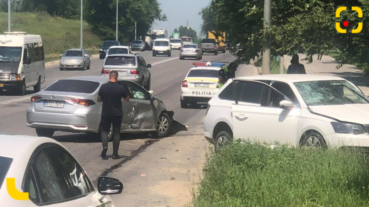 FOTO Ambuteiaj la Botanica, în urma unui accident. Două ambulanțe, zărite la fața locului!