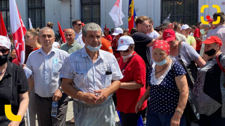 REPORTAJ FOTO! Fețele protestului PSRM-PCRM de la CSJ. Minori și bătrâni în soare, pentru votul transnistrenilor