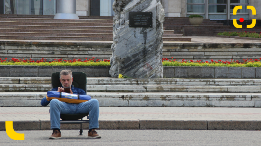 FOTO Greva foamei în versiunea lui Kalinin! Și-a întins un șezlong și navighează pe internet. Unde-i cortul?