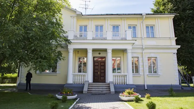 (DOC) Un ambasador al Republicii Moldova, ex-deputat PSRM, supus controlului de ANI. Averea pe care o declară