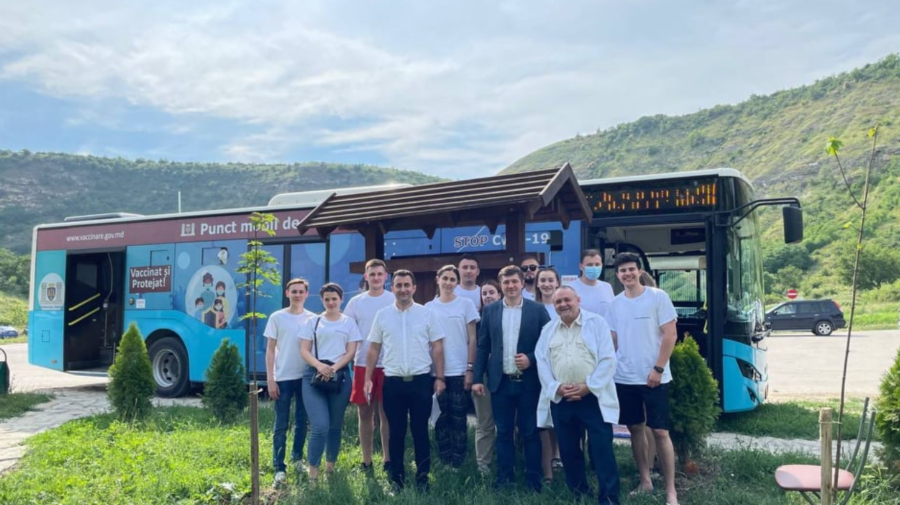 FOTO S-au imunizat într-un loc PITORESC. Peste 80 de vizitatori ai unei REZERVAȚII din țară, au primit ANTIDOT