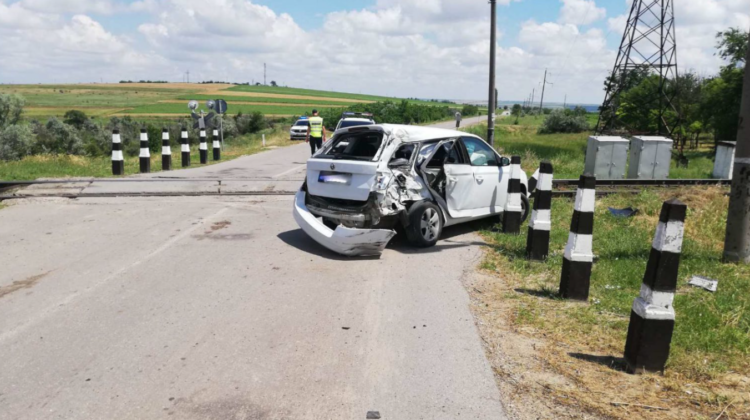Automobil, STRIVIT de o locomotivă. Pasagerii au avut NEVOIE de îngrijiri medicale