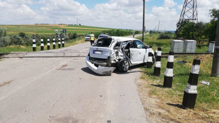 Automobil, STRIVIT de o locomotivă. Pasagerii au avut NEVOIE de îngrijiri medicale