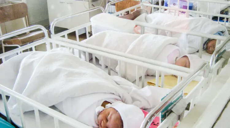 Femeia, care anunța că a născut 10 bebeluși, se află la evidența psihiatrilor