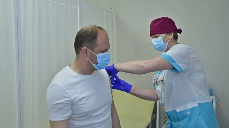 FOTO Ion Ceban a fost imunizat cu prima doză de vaccin împotriva COVID-19. Ce ser a administrat edilul Capitalei