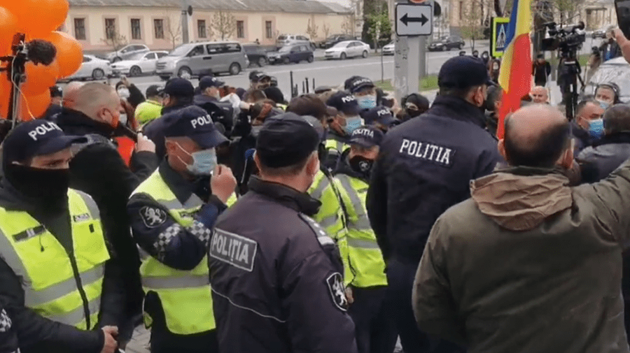 „Provocatori”. Contramanifestație în fața CCM. Poliția a format un cordon între protestatari
