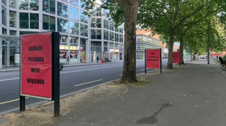 FOTO, VIDEO „L-ați otrăvit pe Navalnîi?” Panouri cu întrebări pentru Putin instalate pe o stradă la Geneva
