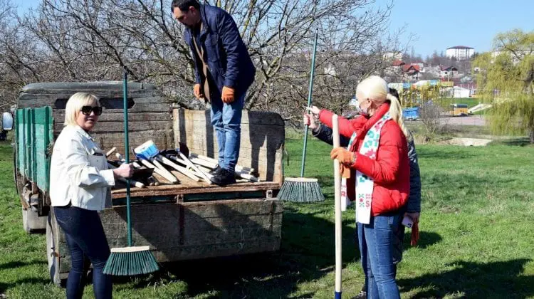 Mai mulți oameni au participat la campania de salubrizare inițiată de Partidul „ȘOR”
