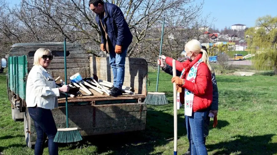 Mai mulți oameni au participat la campania de salubrizare inițiată de Partidul „ȘOR”