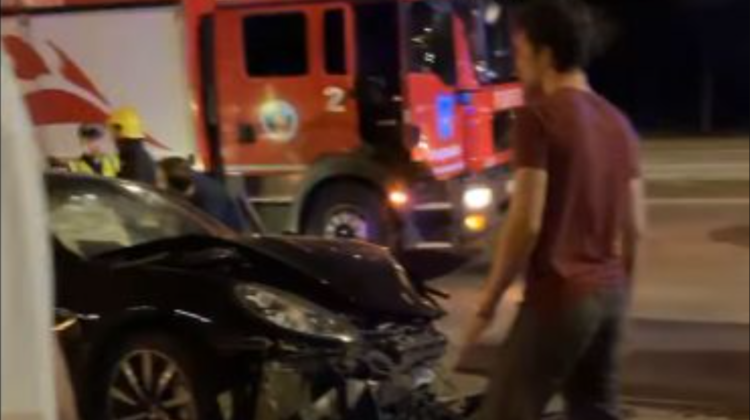 Un BMW s-a izbit cu un Porsche în această noapte pe o stradă din Capitală. Trei persoane au fost transportate la spital