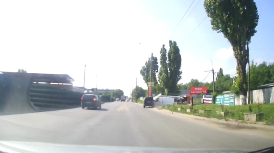 VIDEO Accident neclar în Chișinău. Un șofer, filmat cum intră cu viteză într-un microbuz parcat pe marginea drumului