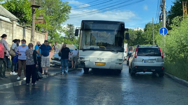 FOTO Accident în Capitală! Un autobuz de rută nu a putut împărți drumul cu un Volkswagen