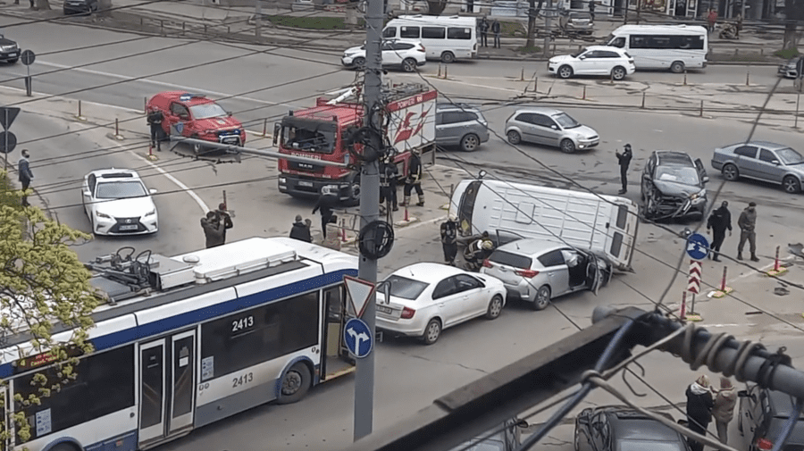 (VIDEO) Accident în lanț la Botanica. Poliția, ambulanța și pompierii la fața locului