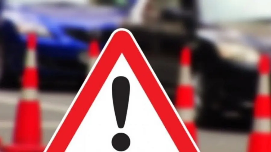 (VIDEO) AȘA NU! Se caută un șofer începător care a avariat o mașină și a plecat de la fața locului