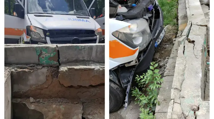 FOTO O ambulanță din Capitală, ajunsă într-un gard! Șoferul ar fi încercat să evite impactul cu un BMW