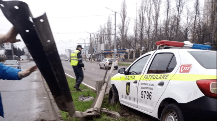 (FOTO) O mașină a poliției, oprită de un parapet de pe marginea unei străzi din Capitală