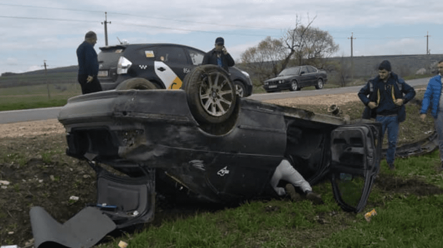 (FOTO) Accident la Telenești. Un șofer a scăpat cu viață după ce a ajuns cu mașina într-un șanț