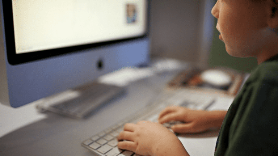 (STUDIU) Ce fac copiii pe internet? Ce situații neplăcute li s-a întâmplat