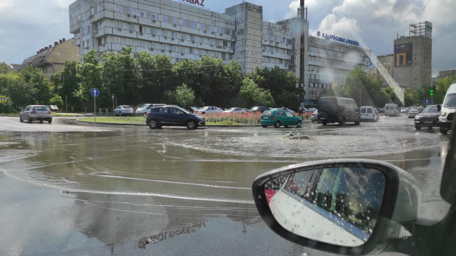 VIDEO Pe strada Albișoara din Capitală apa „izvorăște” într-o veselie! „Новый фонтан”, s-au amuzat internauții