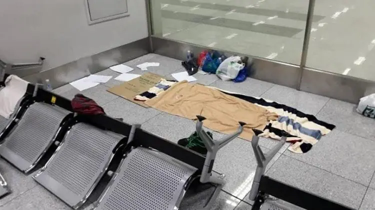 Trei luni blocat în aeroport din cauza pandemiei. Istoria unui european care a dormit pe bănci metalice și cartoane