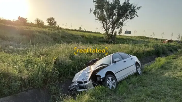 FOTO Poliția, de dimineață la locul accidentului mortal de la Ialoveni. BMW avea semne de la vopseaua Volkswagen-ului